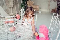 Девочка с персиками. Фотосессия для мамы и дочки в студии