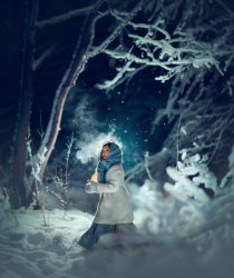 Девочка с фонариком в зимнем заснеженном лесу