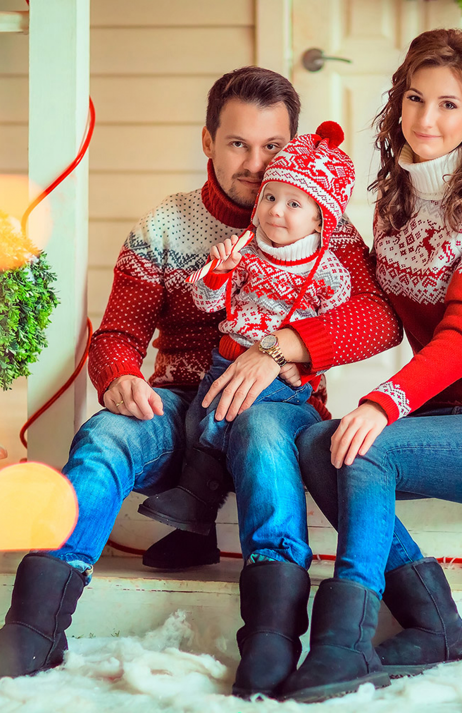 Семья года фотографии. Новогодняя фотосессия семейная. Новогодняя фотосессия семья. Новогодняя семейная фотосессия в студии. Идеи семейной фотосессии в студии новогодние.