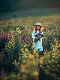 Детская фотосессия в Москве на природе для девочки