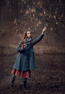 Девочка в весеннем лесу. Фотография в шоколадных тонах