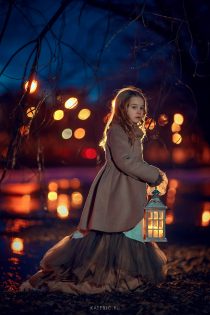 девочка с фонарем в парке
