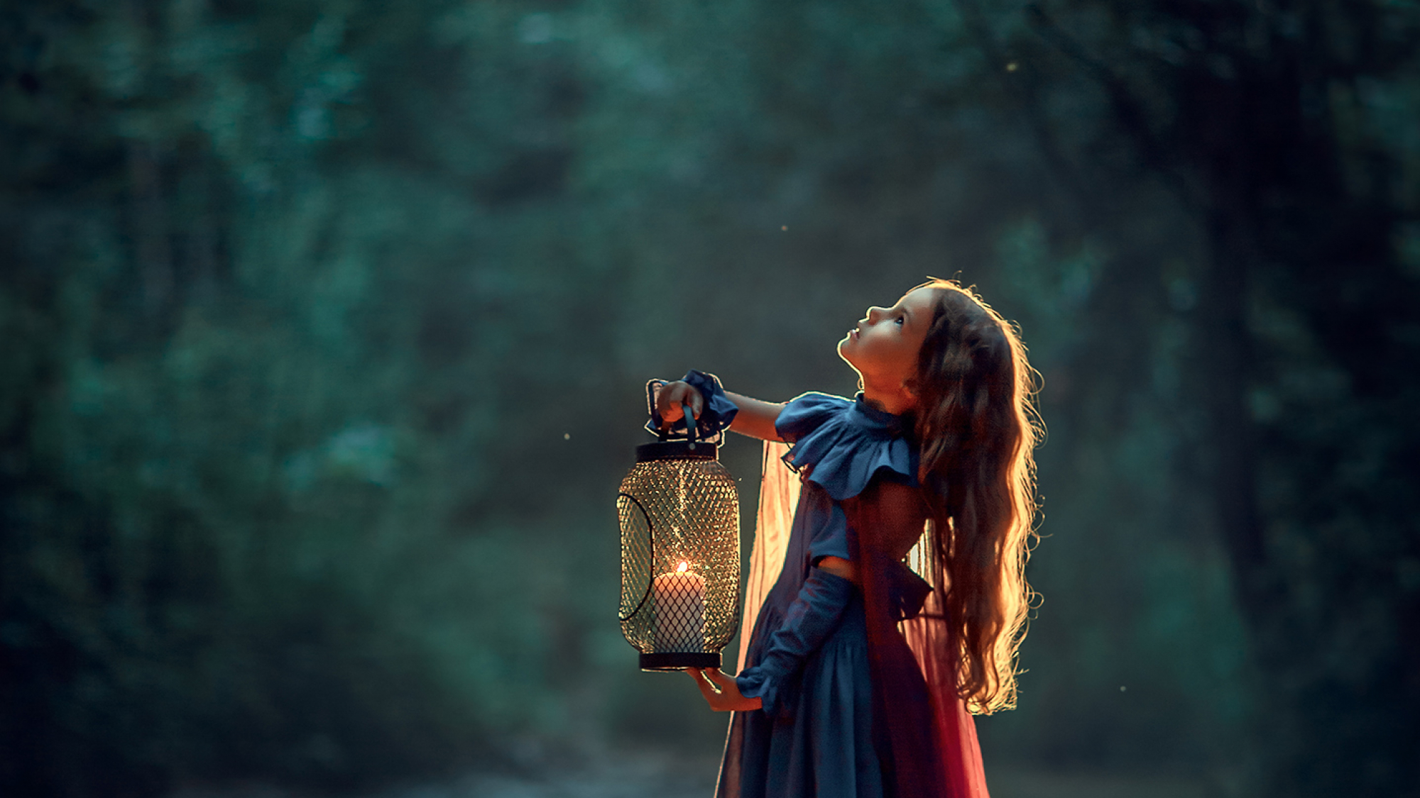 Девочка с фонарем на берегу реки. Вечерняя фотосессия в парке Москвы