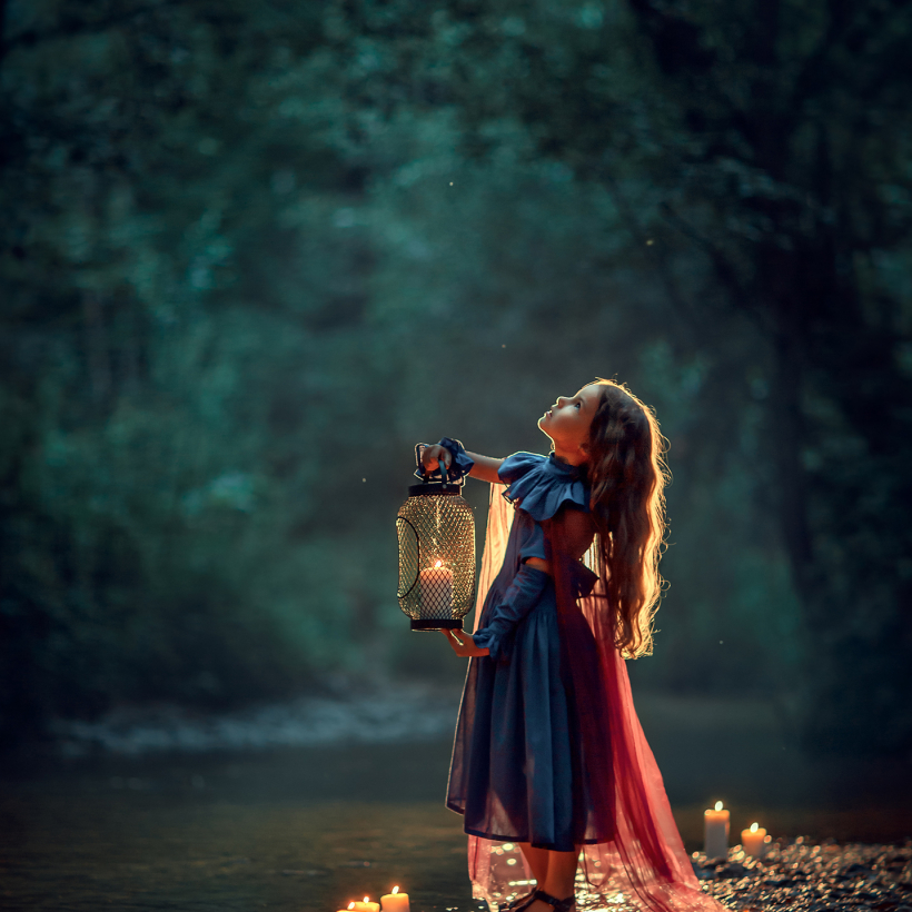 Девочка с фонарем на берегу реки. Вечерняя фотосессия в парке Москвы