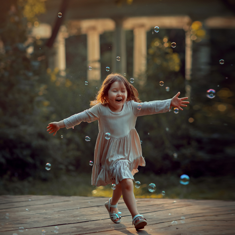 детская фотосессия с мыльными пузырями