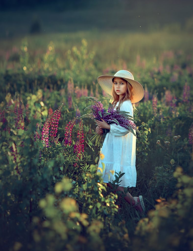 Девочка с люпинами в поле