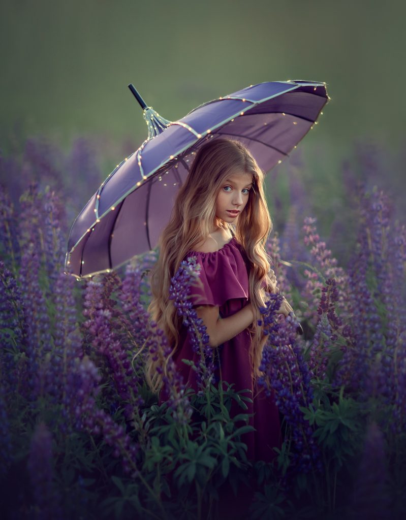 девочка под зонтиком в люпиновом поле
