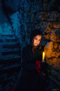 фотосессия девушка со свечей ночью