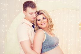 Фотосессия беременной девушки с мужем в студии. Месяц и звезды. Отзывы