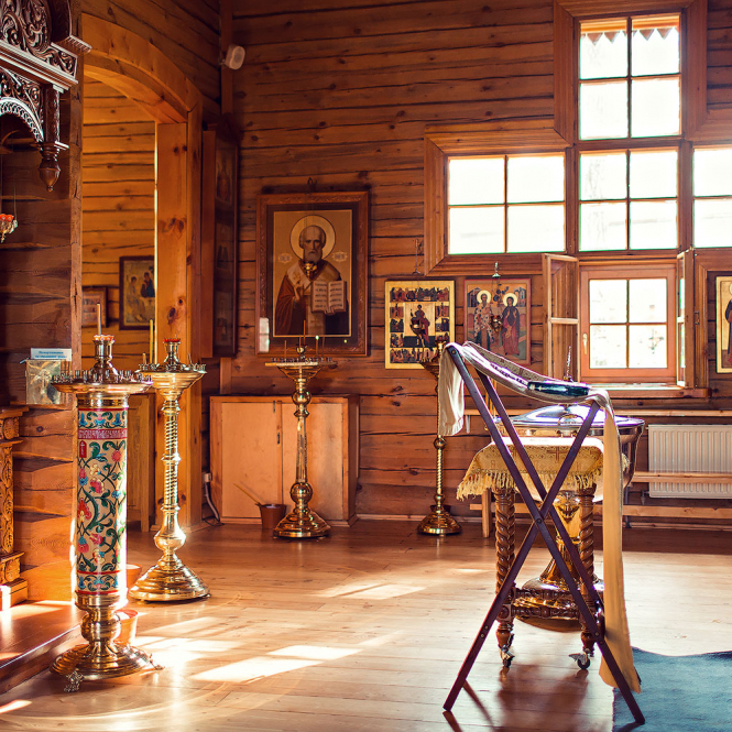 фотосессия в церкви во время таинства крещения