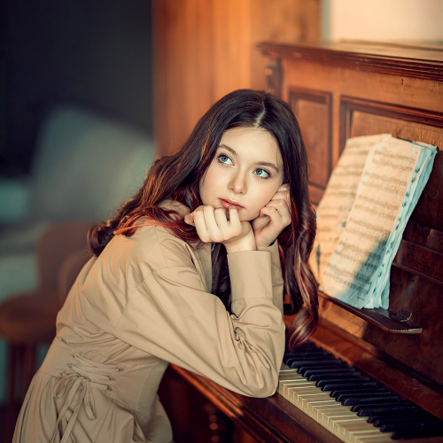 портрет девочки 12 лет в студии с фортепиано