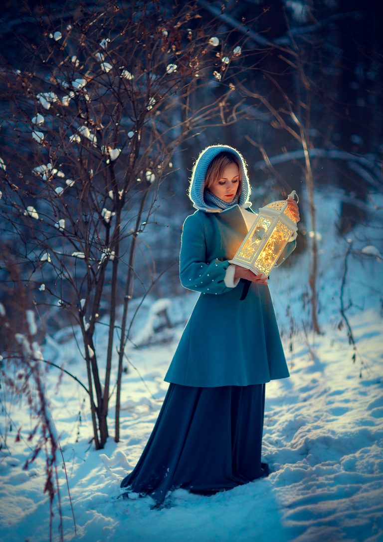 Девушка с фонарем на природе зимой